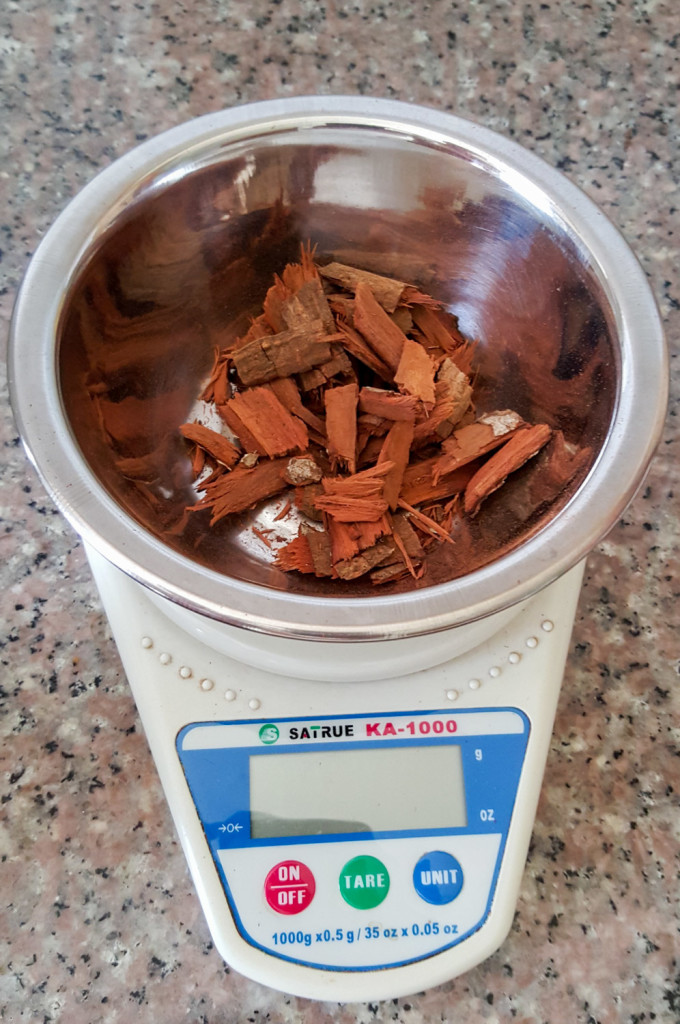 Weigh 20g of bark, break it into smaller pieces.